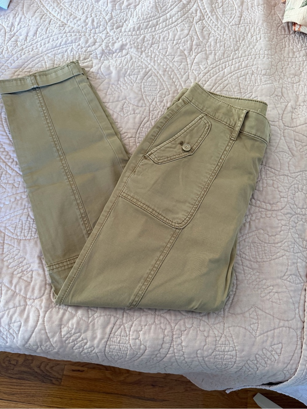 White House Black Market Pret a Jet Capris with Patch Pockets